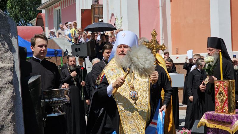 Освятили памятник