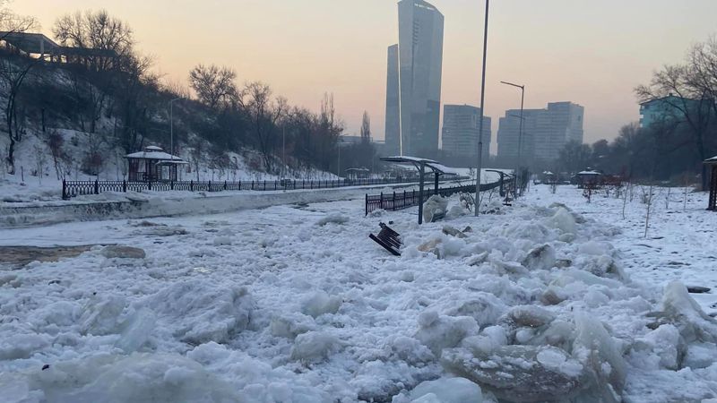 поток воды и льда в реке Есентай