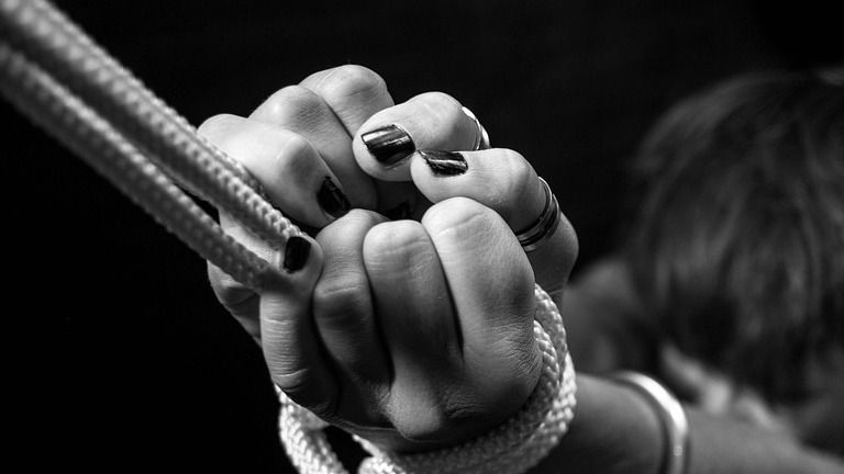 Главное к утру: торговля людьми, скорпионы в Шымкенте и поломка на АНПЗ 