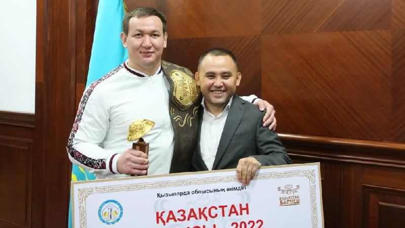 Максат Исагабылов с ордером на квартиру Казахша курес Чемпион КБ