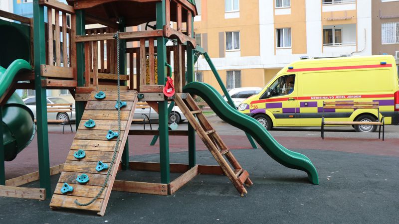 Ураган в Караганде сорвал покрытие с детской площадки вместе с ребенком