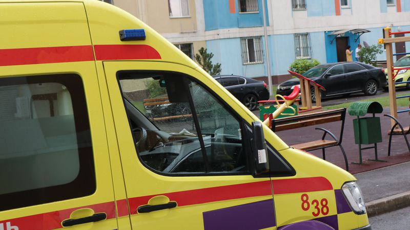 В Павлодаре ребенок выпал из окна восьмого этажа и погиб 