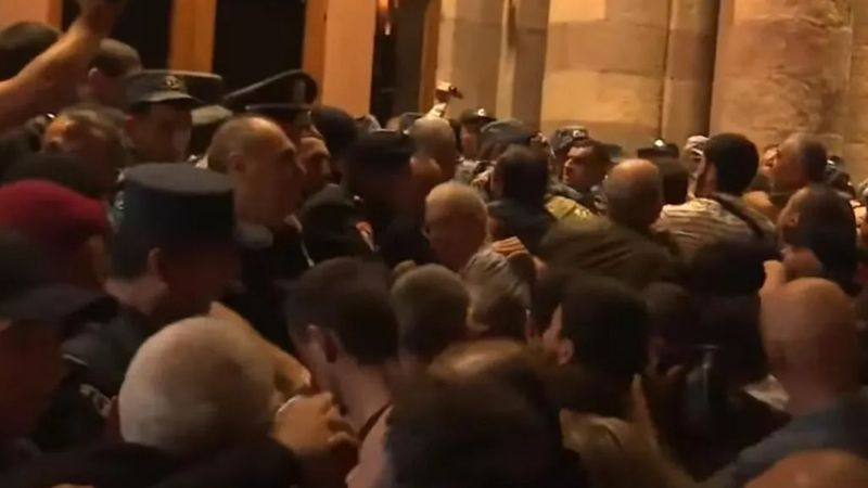 Протестующие в Ереване пытаются штурмовать здание правительства