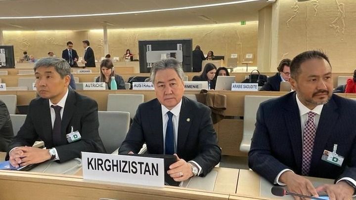 Жээнбек Кулубаев (в центре) Министр иностранных дел Кыргызстана