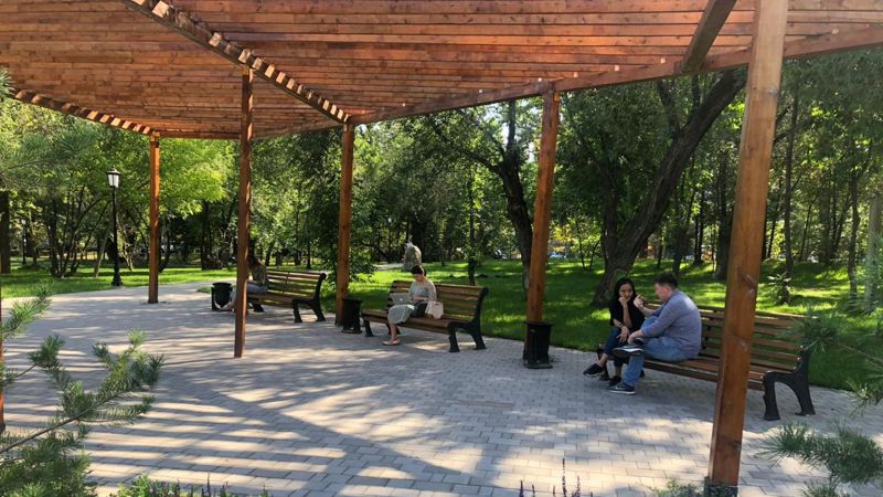 Цветущие яблони и скейт-площадки: Алматы делают комфортным для пеших прогулок