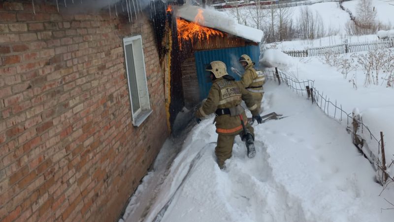 Пожарные Мать и сын едва не сгорели в Риддере из-за неисправного обогревателя