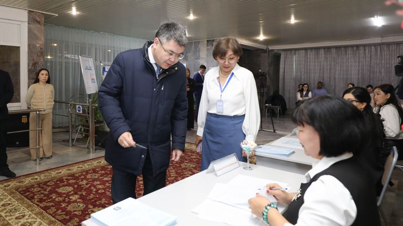 Аким Атырауской области Серик Шапкенов принял участие в голосовании