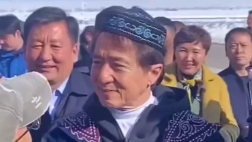 Джеки Чан Аты аңызға айналған Джеки Чан шапан киіп, қазақша ән шырқады