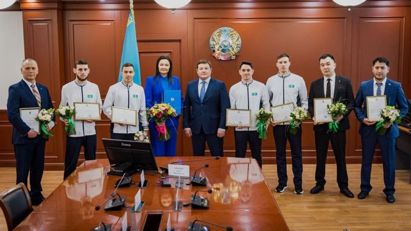 Министр культуры и спорта вручил поздравительное письмо от имени президента казахстанским гимнастам