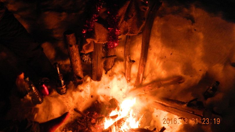 Как члены карагандинского клуба путешественников встречали Новый год в палатках на Чертовом озере, фото - Новости Zakon.kz от 31.12.2022 15:33