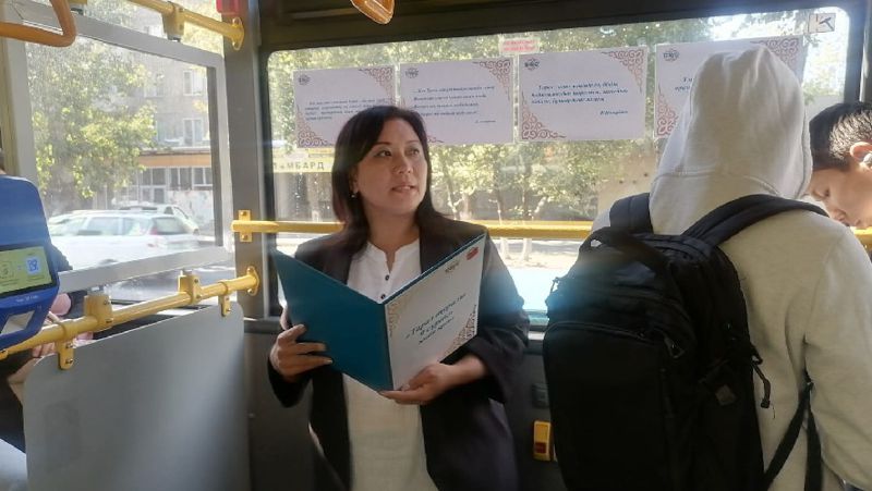 Литературный круиз проходит в общественном транспорте Тараза