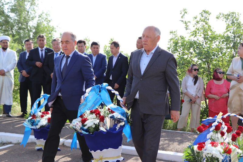 Аким Западно-Казахстанской области Нариман Турегалиев принял участие в возложении цветов к памятнику жертвам политических репрессий