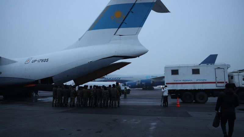 Фоторепортаж: вылет казахстанских спасателей и медиков в Турцию