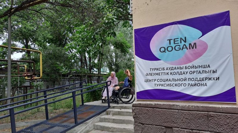 Упавшее дерево едва не убило двух человек в Алматы