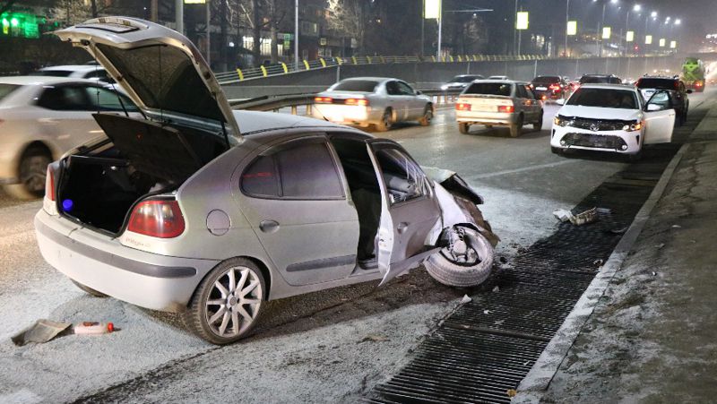 ДТП Алматы, Саина Renault, Nissan, Toyota