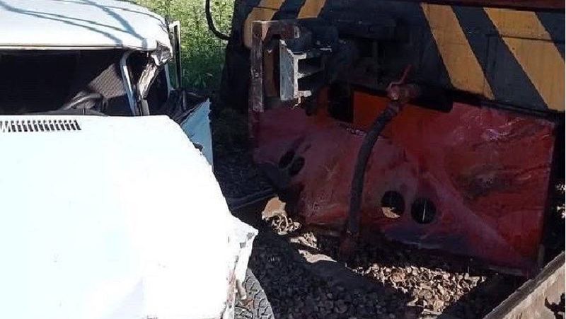 Поезд поезд көлікпен соғысты