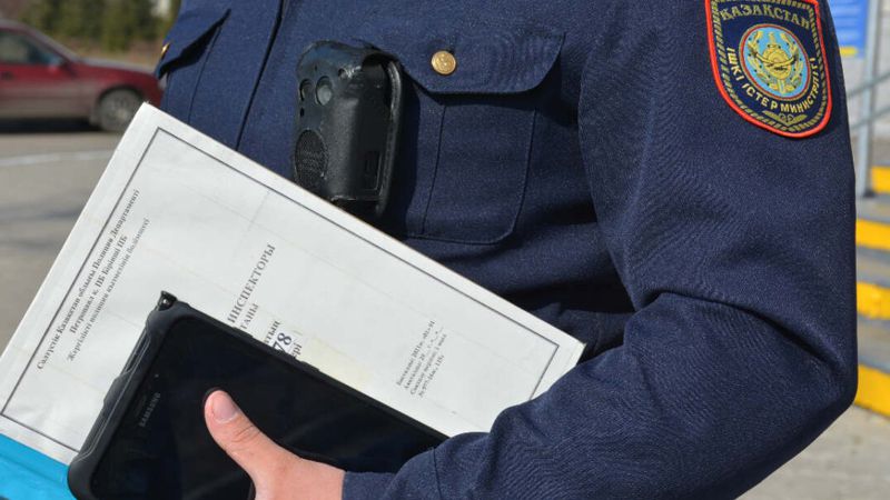Полиция Алаяқ ұсталды, адамдардың ақшасын тартып алған