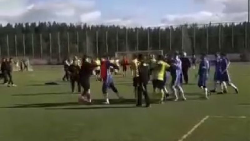 драка во время футбольного матча Железнодорожники подрались с полицейскими во время футбольного матча