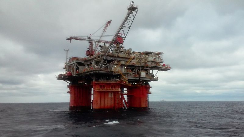 нефтяная вышка море