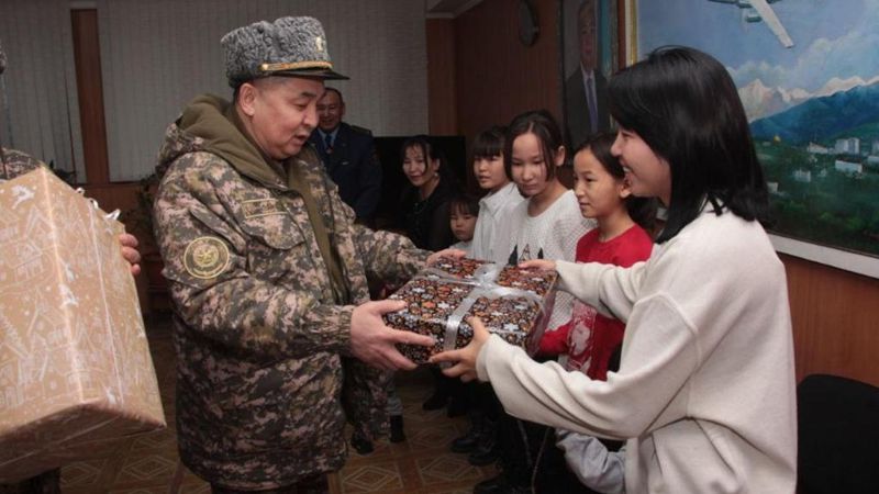 Семью военнослужащего Сунгата Иманалина поздравил замминистра обороны