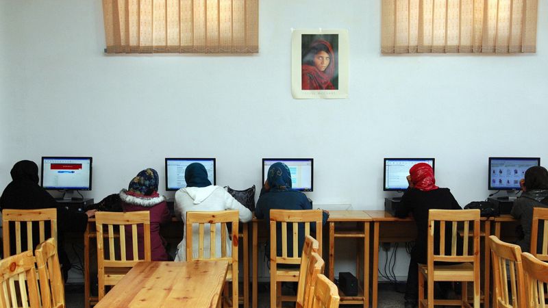 девушки в классе Афганские студентки