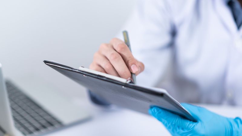 врач, ручка В Казахстане снизилась суточная заболеваемость COVID-19