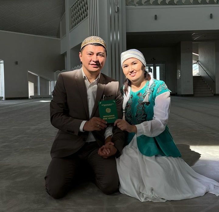 Казахстанский депутат публично защитил жену