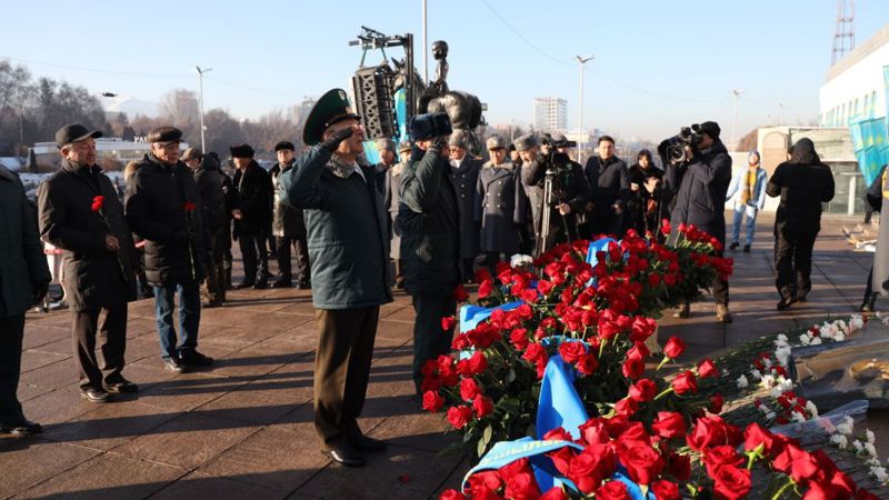 возложение цветов в Алматы к монументу Независимости