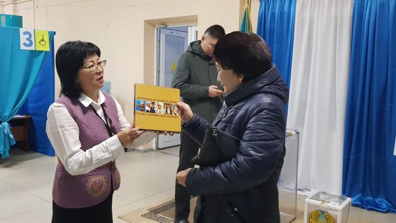 подарки голосующим Памятные подарки вручают голосующим в ВКО