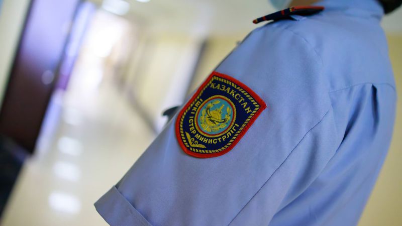 Полицейский Полиция отпустила 17 человек, задержанных за акцию протеста перед акиматом Жанаозена