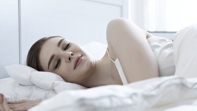 Ученые назвали семь продуктов, полезных для сна 