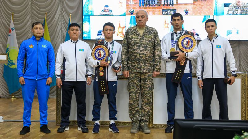 Министр обороны наградил чемпионов мира по боксу
