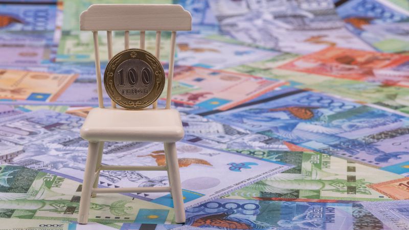 тенге на стуле Алматинцам дали 10 дней на оплату налога на имущество