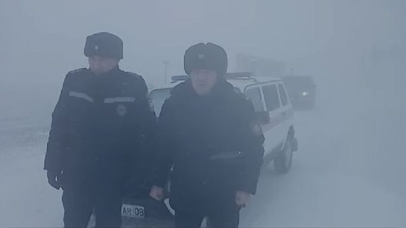 Полицейские Жамбылской области обратились к водителям из-за непогоды