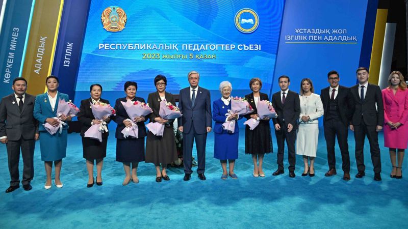 Президент бірқатар мұғалімге "Қазақстанның еңбек сіңірген ұстазы" құрметті атағын берді Президент бірқатар мұғалімге "Қазақстанның еңбек сіңірген ұстазы" құрметті атағын берді