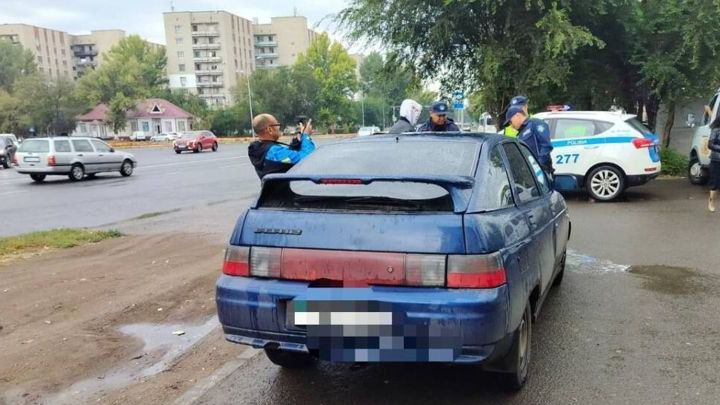 Жүргізуші мен полицейлер Орал, көлік жылдамындығын арттыру, айыппұл, жол жүру ережесі
