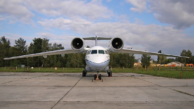АН-72 Силач сдвинул самолет, Алматы