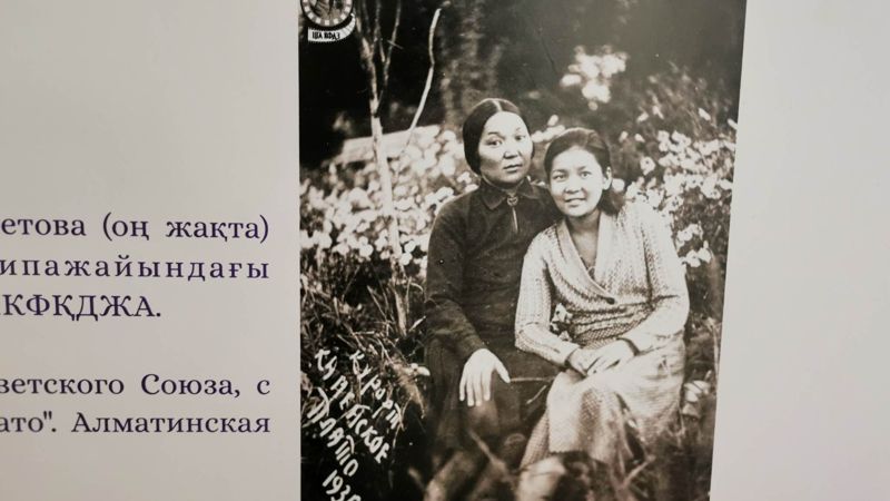 Фото 8. Маншук Маметова с мамой - 1935 год