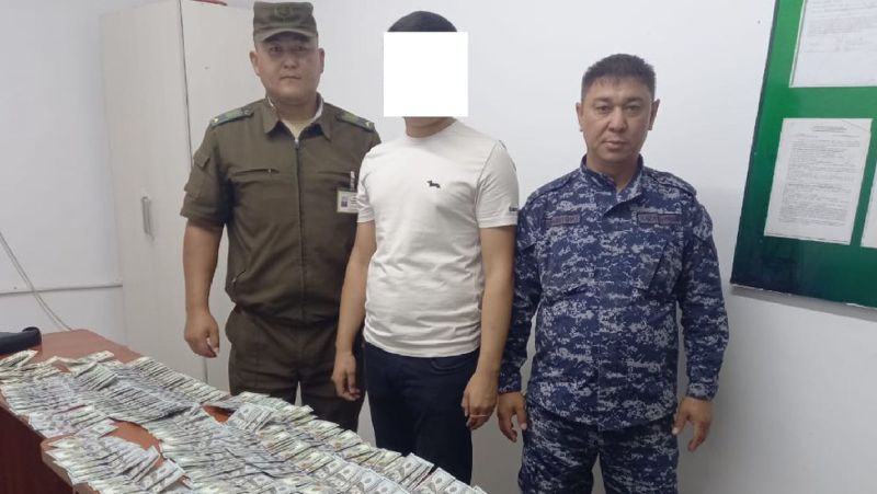 гражданин Узбекистана пытался вывезти из Казахстана 25 тысяч долларов