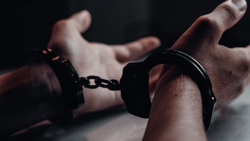 руки в наручниках происшествие в Алматинской области