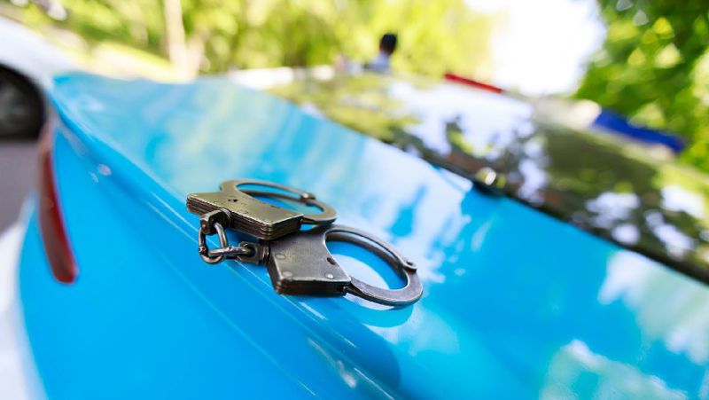 Авто ставили незаконно на учет в Шымкенте – двух полицейских задержали 