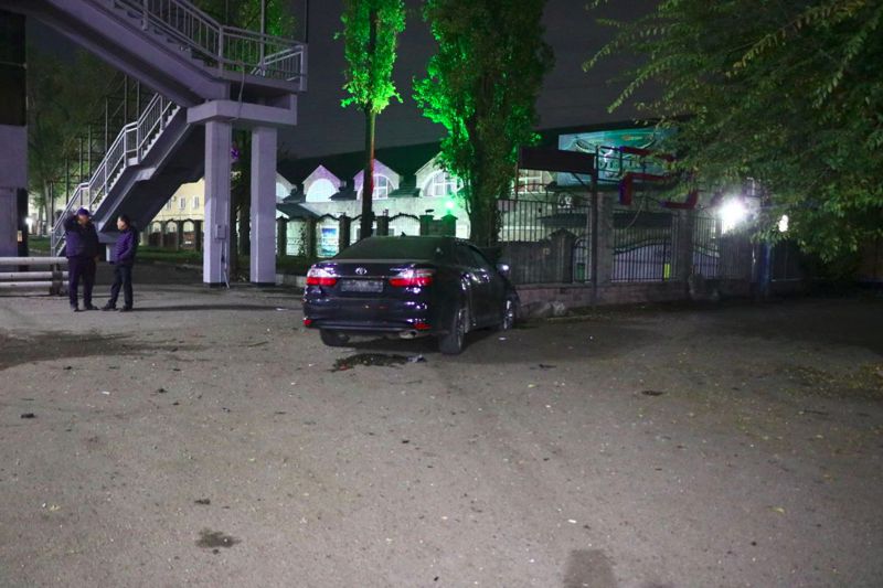 Toyota Camry снесла остановку и забор в центре Алматы