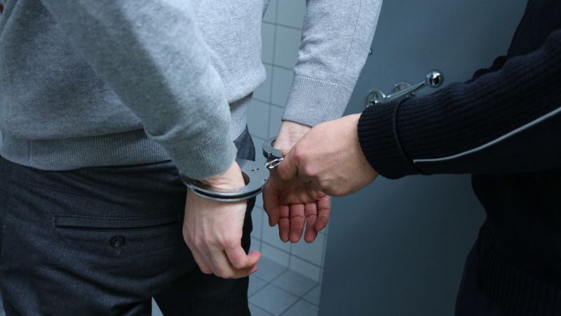наручники Убийство супруги Бишимбаева: директор ресторана арестован на 2 месяца