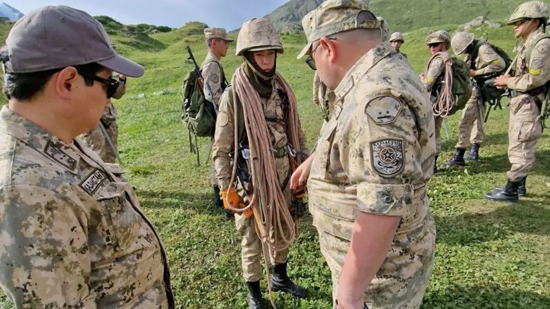 пограничники, депутаты, военослужащие