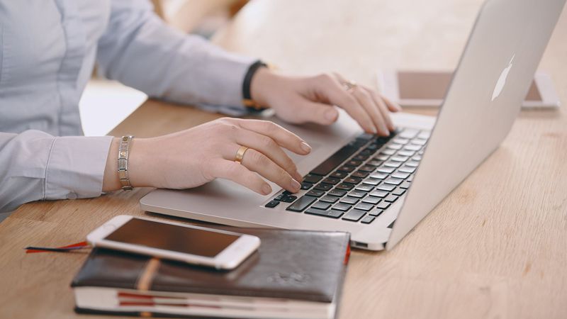 женщина и компьютер Упрощение оформления сопроводительных накладных на товары