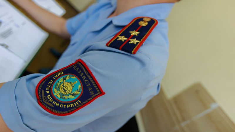 полицейский Полицейский приемом самбо обезвредил вооруженного дебошира