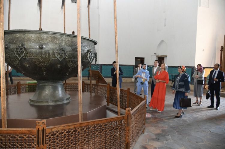 Глава ЮНЕСКО в Туркестане: Одрэ Азуле посетила мавзолей Ходжи Ахмеда Ясави