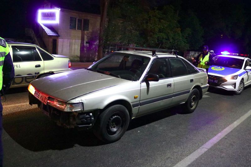 В Алматы мужчина заправил угнанный автомобиль и покатал на нем друга