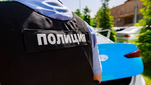 полиция 86 штрафов собрал водитель в Атырау, катаясь на авто с подложными номерами