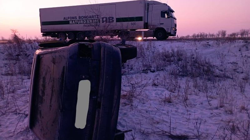 БҚО-да жүк көлігімен соқтығысқан жеңіл көлік аударылып қалды - зардап шеккендер бар Жол апаты